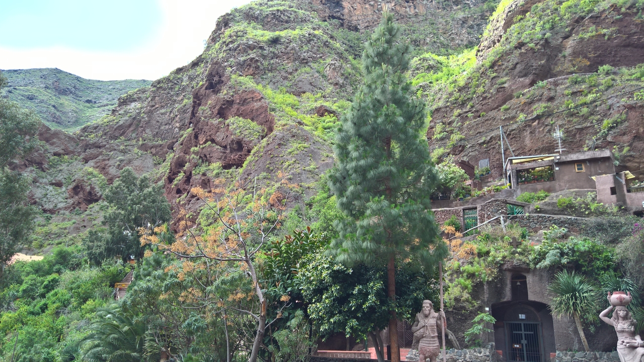 Die Strasse rund um die Höhlen